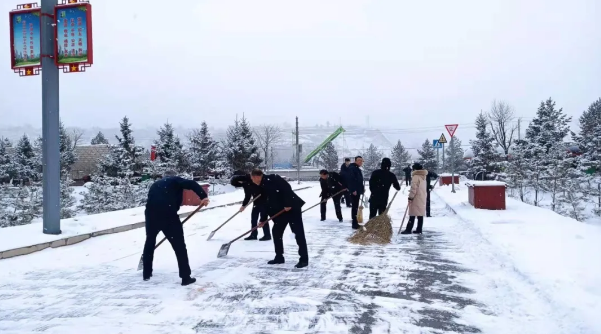 文明創(chuàng)建我先行——市產(chǎn)投集團組織員工開展積雪清掃活動(圖2) 文明創(chuàng)建我先行——市產(chǎn)投集團組織員工開展積雪清掃活動(圖2)
